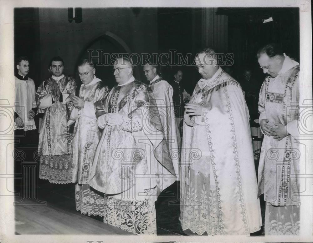 1945 Press Photo Rev. Msgr. John George Bennett was consecrated Bishop - Historic Images