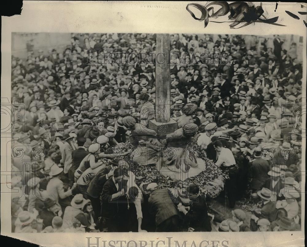 1925 Press Photo Crowd around the temple of Bacchus - Historic Images