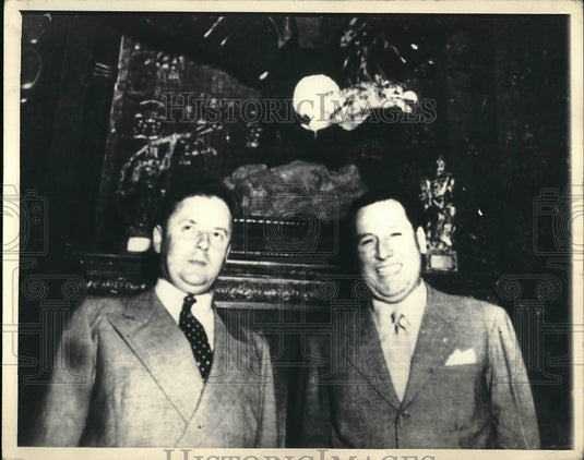 1951 Press Photo Juan Peron & Ronald Richter By Stuffed Andean Condor in Conf. - Historic Images
