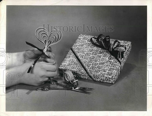 1962 Press Photo Creating Heart Bow with Sasheen, for Presents - Historic Images