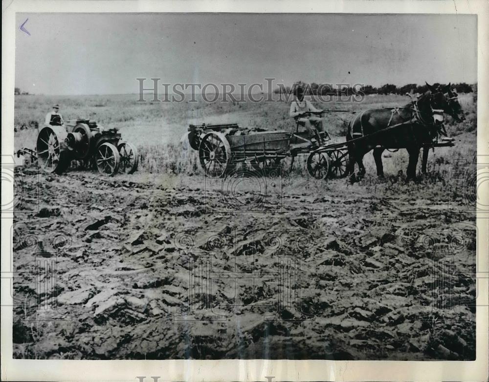 1963 Press Photo of 1923 Photo of Farmers Fertilizing with Manure Omaha Nebraska - Historic Images