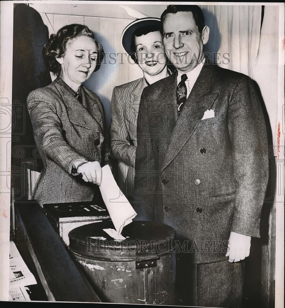1950 Press Photo MrsW.H. Spiker, Mr. and Mrs Don Ebright casting ballot - Historic Images