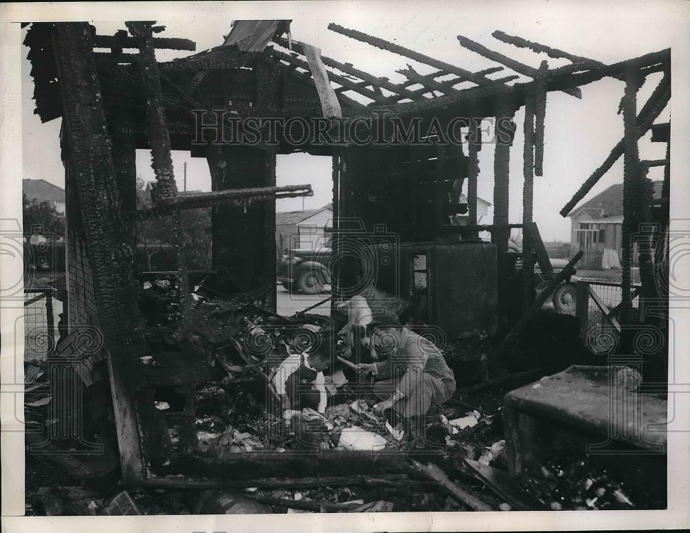 1947 Press Photo Vemancio Jaramillo with his son Adolf, store caught on fire - Historic Images