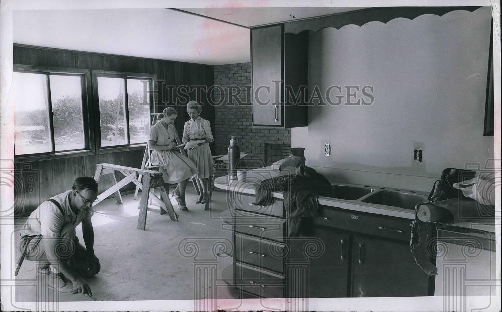 1963 Press Photo Grace Kizak, Harriet Lewis, J. L. Goodman at building site - Historic Images