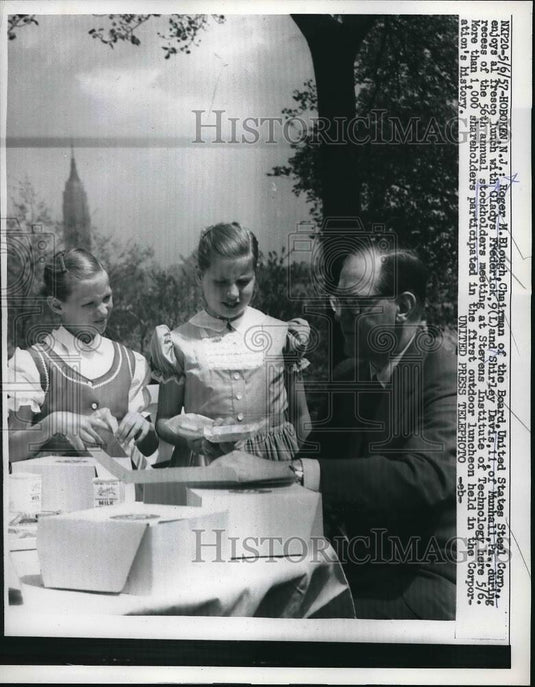 1957 Press Photo Roger M. Blough with Gladys Frederick and Shirley Davis - Historic Images