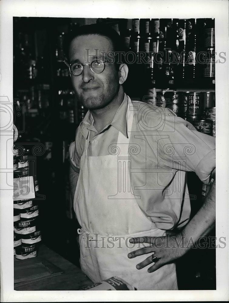 1941 Press Photo Alfred Frebit Clerk At New York Delicatessen Robbed At Gunpoint - Historic Images