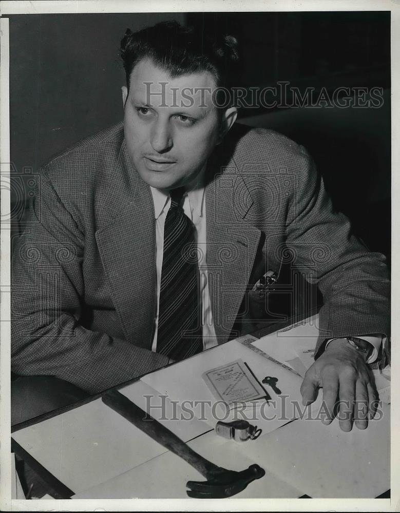 1939 Press Photo Capt. D.R. Patton Sxaning Body of woman murdered - Historic Images