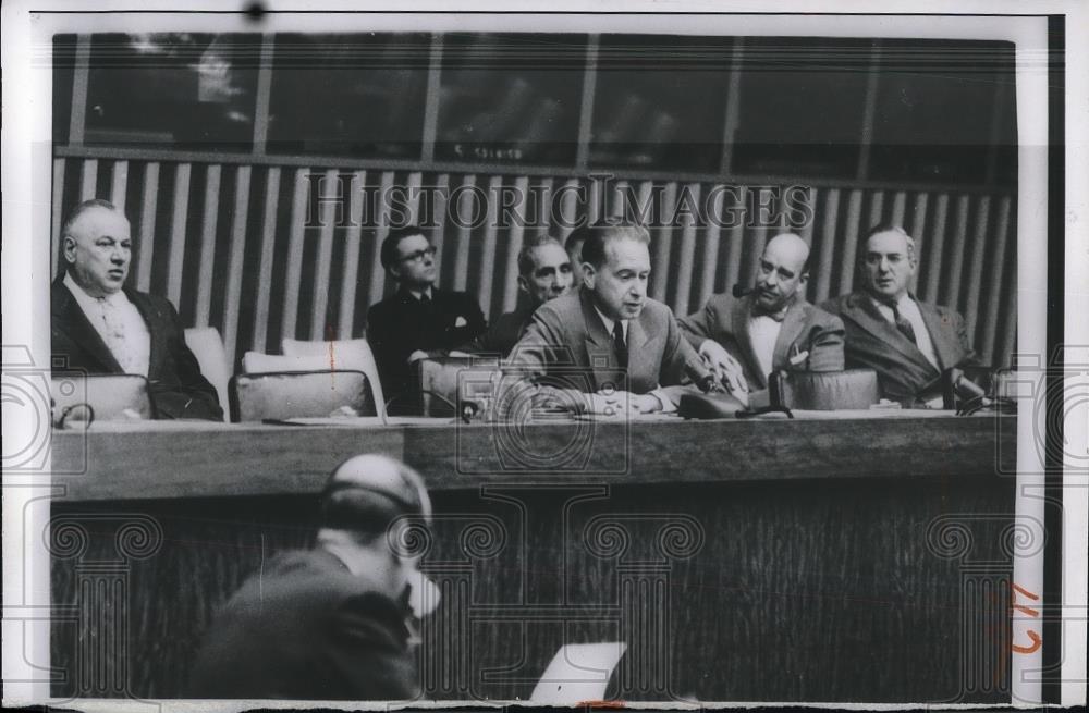 1956 Press Photo General Dag Harmarskjold Addressing Newsman During Conference - Historic Images