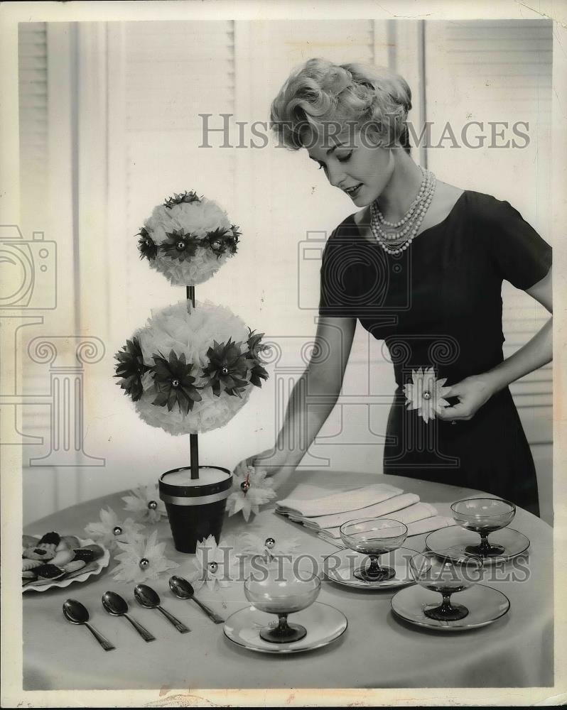 1959 Press Photo Housewife Shows Homemade Christmas Crafts Tree - Historic Images