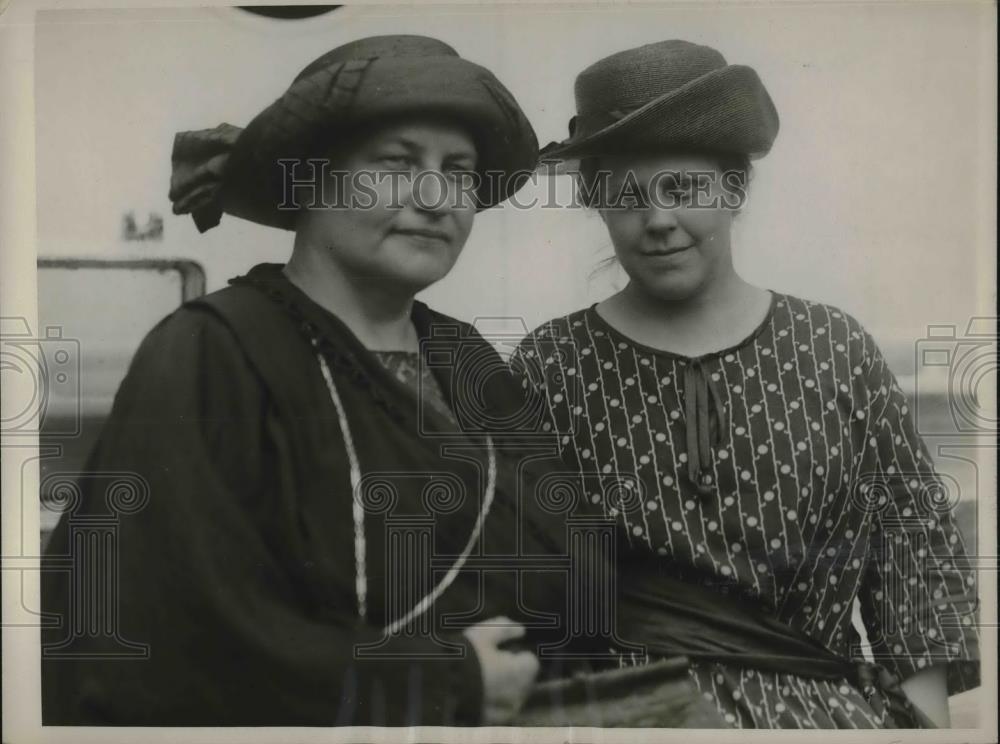 1923 Press Photo Miss Hedwig Dransfeld &amp; Miss Helena Weber for German Relief - Historic Images