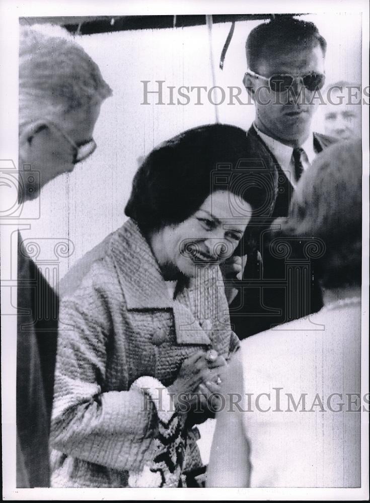 1966 Press Photo Mrs. Lyndon B. Johnson Welcomed in Utapao, Thailand - Historic Images