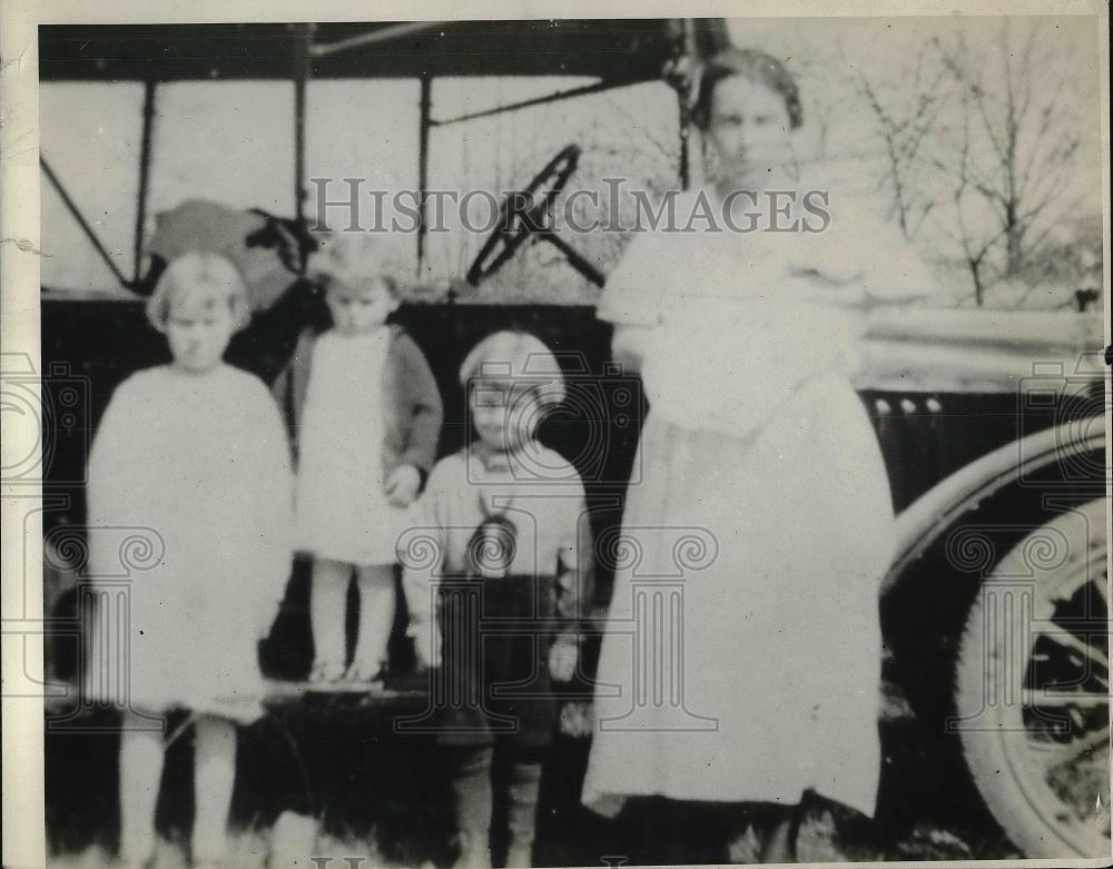1926 Press Photo Mrs Johnson &amp; children Nola, Martha, Forest, William - Historic Images
