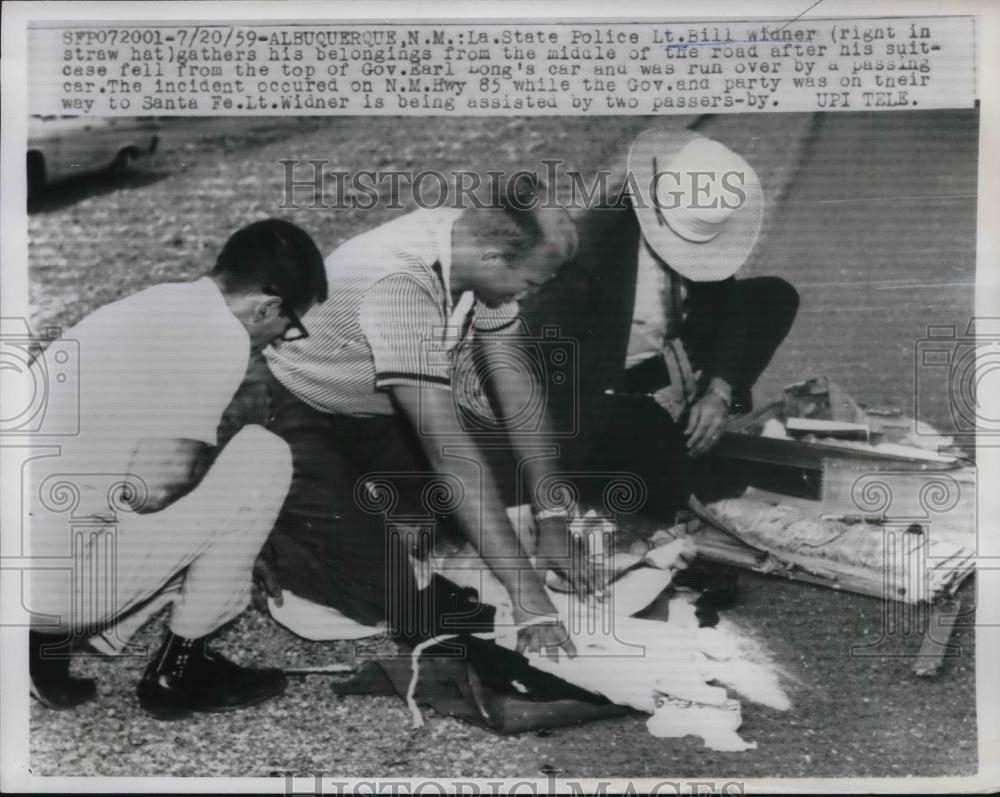 1959 Press Photo Police Lt.Bill Widner fell his suitcase in front of Gov.Long. - Historic Images