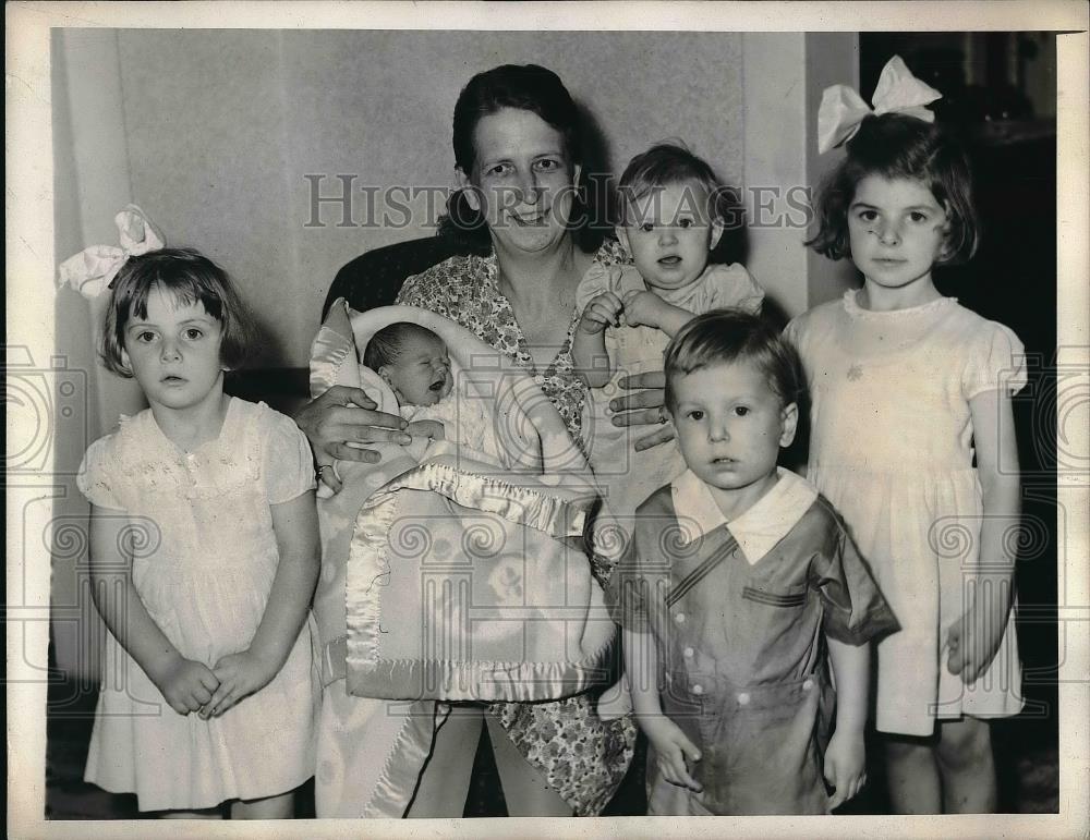 1943 Press Photo Mrs. Helen Robar and her Five Children - Historic Images