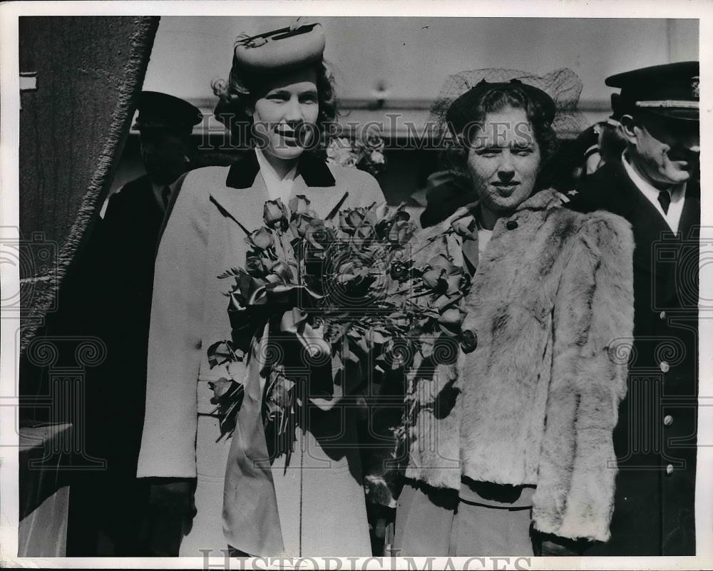 1944 Press Photo Camden, N.J. Mrs HJ Hoffberg &amp; Mrs W Ammon Jr chisten Navy boat - Historic Images