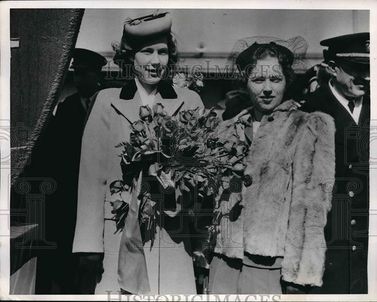 1944 Press Photo Camden, N.J. Mrs HJ Hoffberg & Mrs W Ammon Jr chisten Navy boat - Historic Images