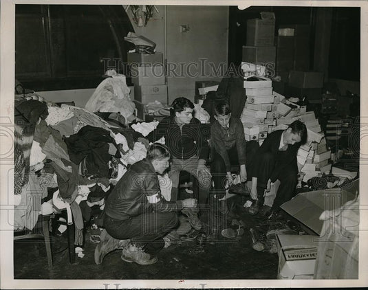 1936 Press Photo Children receive shoes at red cross headquarters Market House - Historic Images