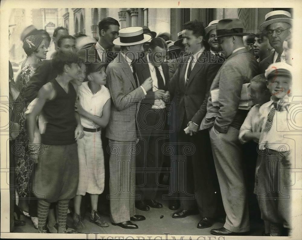 1932 Press Photo Ex Mayor James J. Walker talks to reporters - Historic Images