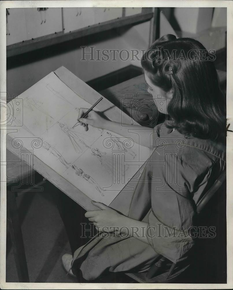 1940 Press Photo Bette Taggart making some fashion sketches - Historic Images