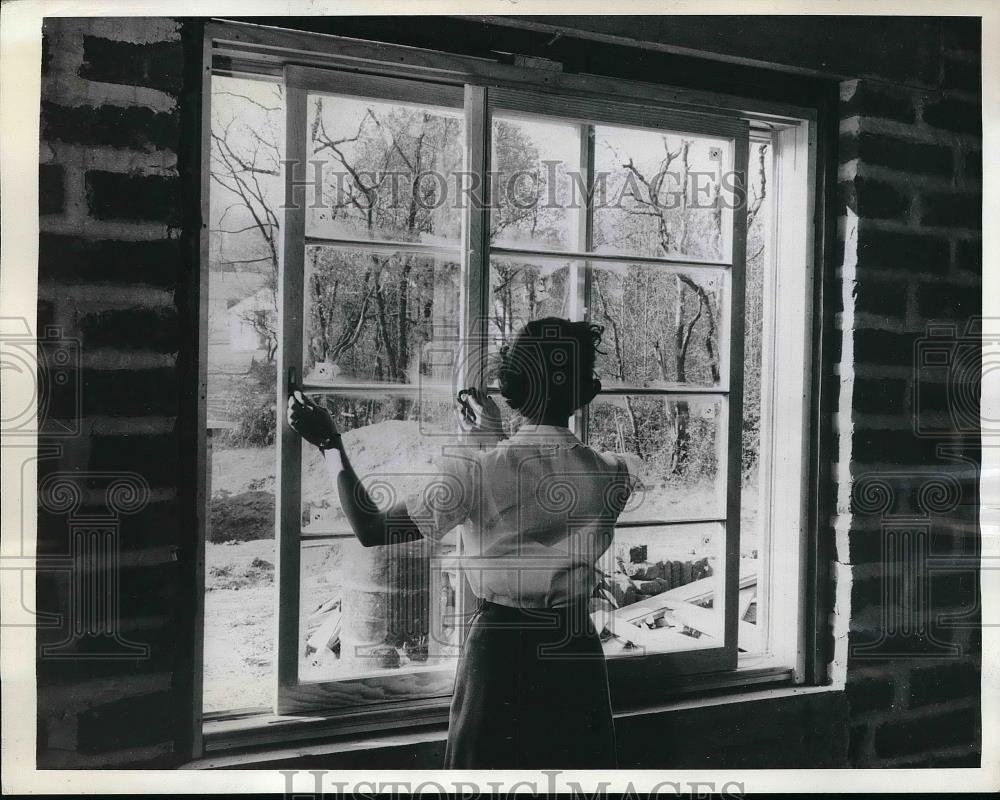 1942 Press Photo Gliding window sash being tested - Historic Images