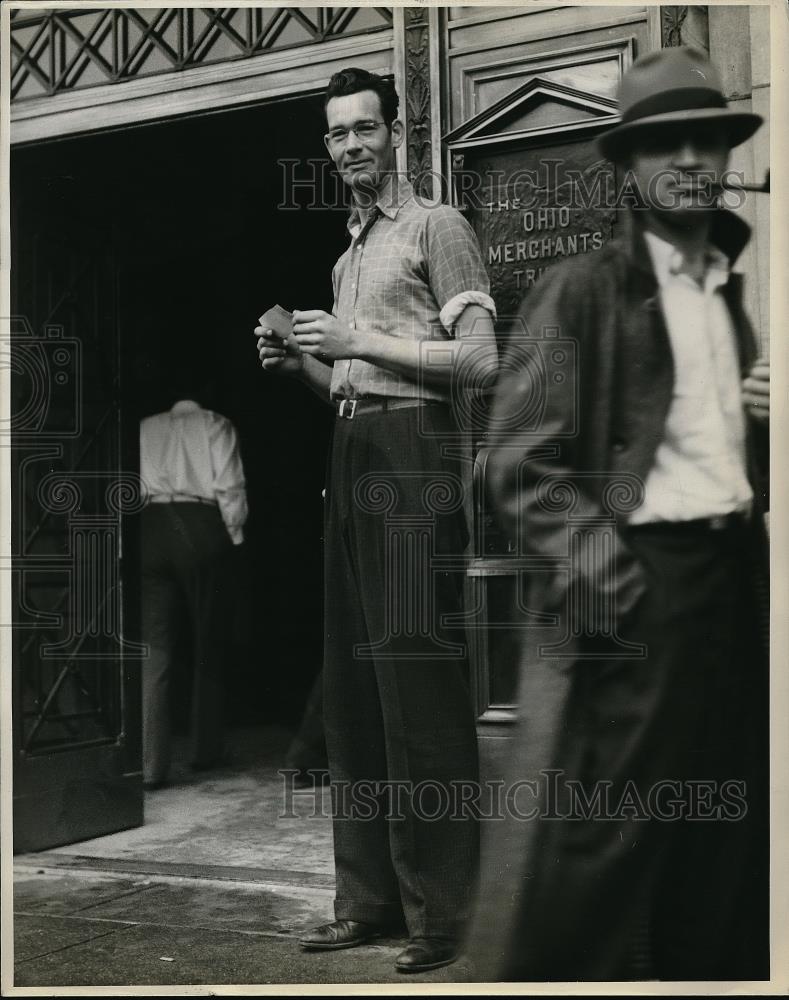 1937 Press Photo Steel worker Sherdon Johnson at work - Historic Images