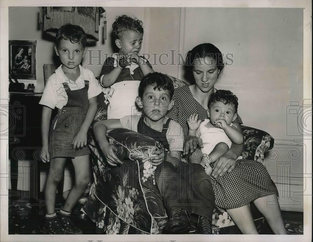 1939 Press Photo Mrs Amelia Worth with children after flood - Historic Images