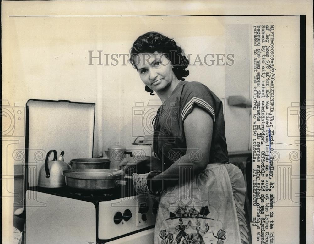 1958 Press Photo Elois O Hundley in Kitchen - Historic Images