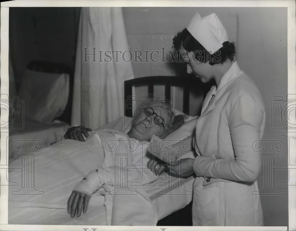 1934 Press Photo Mrs. Catherine Klecker in hospital with Nurse Grace Burg - Historic Images