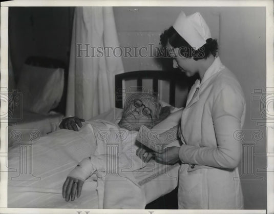 1934 Press Photo Mrs. Catherine Klecker in hospital with Nurse Grace Burg - Historic Images