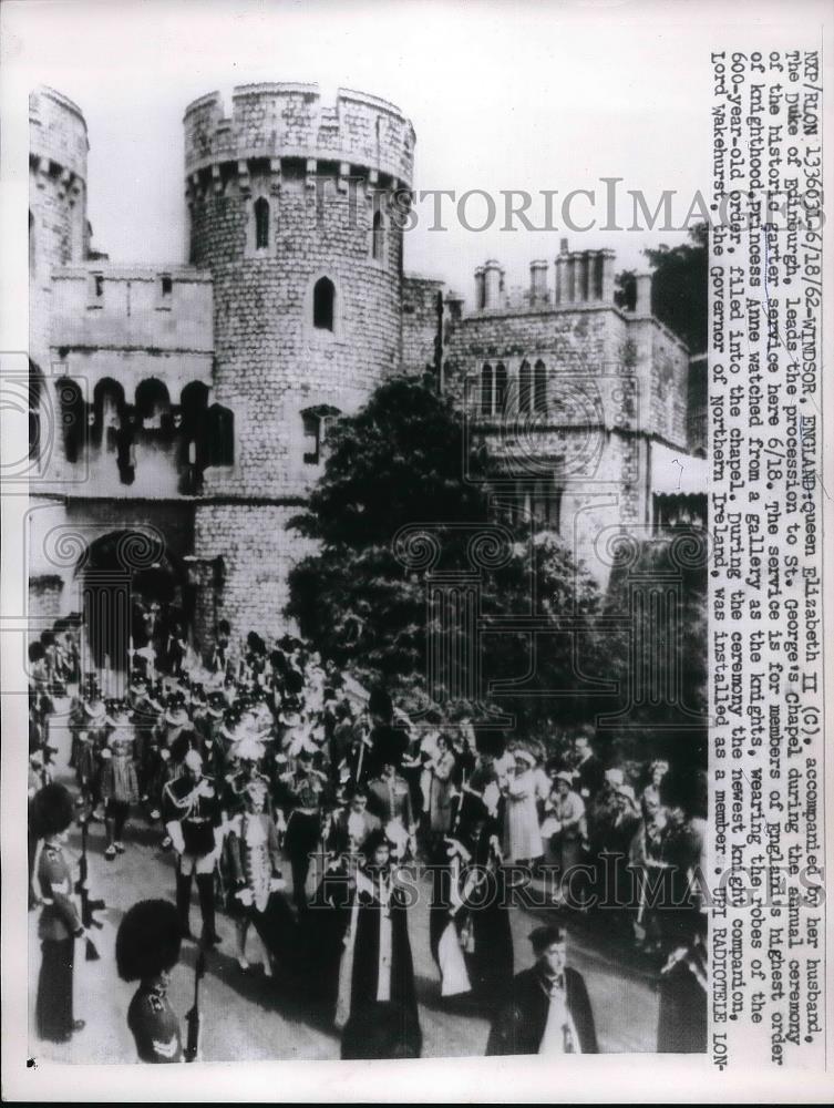 1962 Press Photo Queen Elizabeth II with her husband, The Duke of Edinburgh - Historic Images