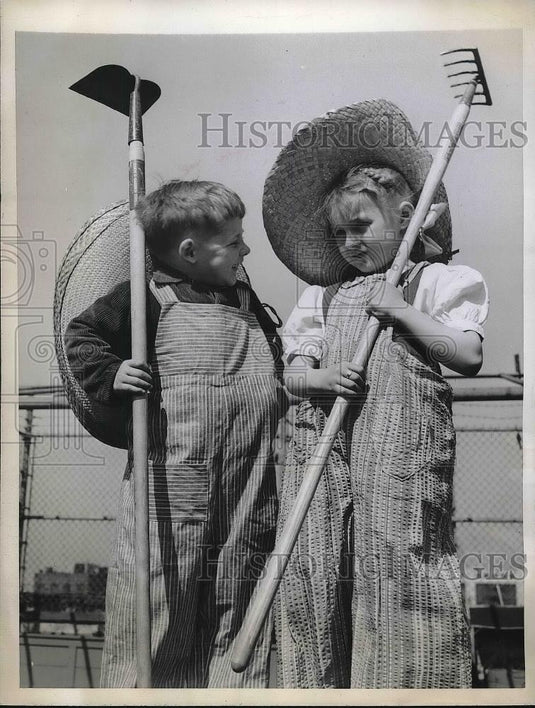 1945 Press Photo John Jennings and Shirley Coughlan working atop the Children's - Historic Images