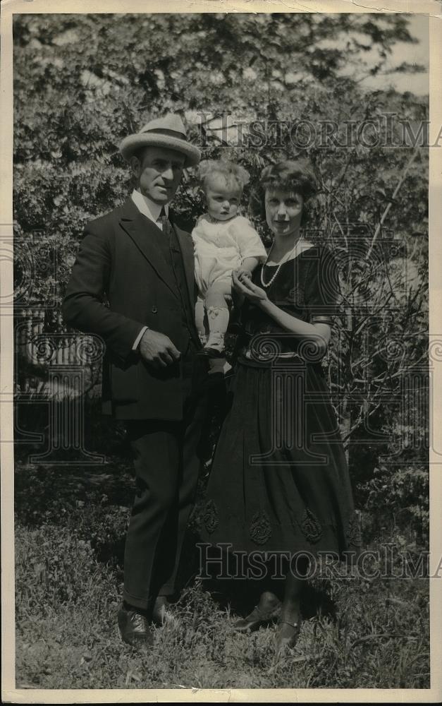 1923 Press Photo Mr and Mrs. E.A. White with their daughter - Historic Images