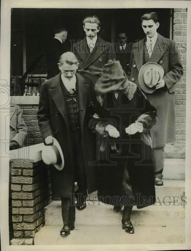 1927 Press Photo Friends of Albert Frick at his funeral in Crystal Lake, - Historic Images