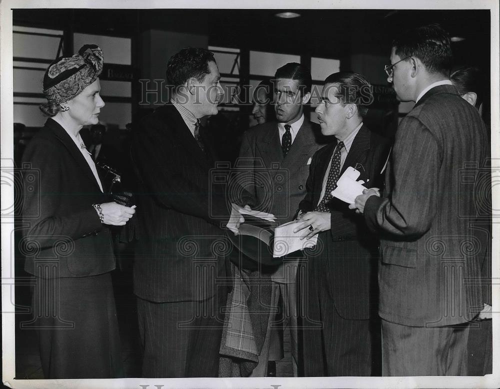 1941 Press Photo Mr &amp; Mrs Arthur Bliss Lane at LaGuardia airport in NY - Historic Images