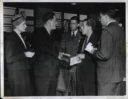 1941 Press Photo Mr & Mrs Arthur Bliss Lane at LaGuardia airport in NY - Historic Images