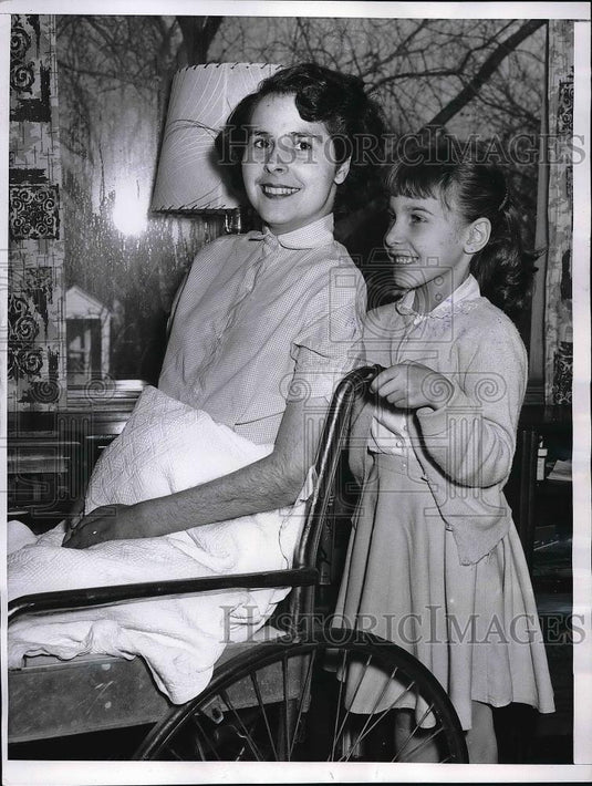 1956 Press Photo Chicago, Ill. Mrs Peggy J Vokadnovich, polio victim & daughter - Historic Images