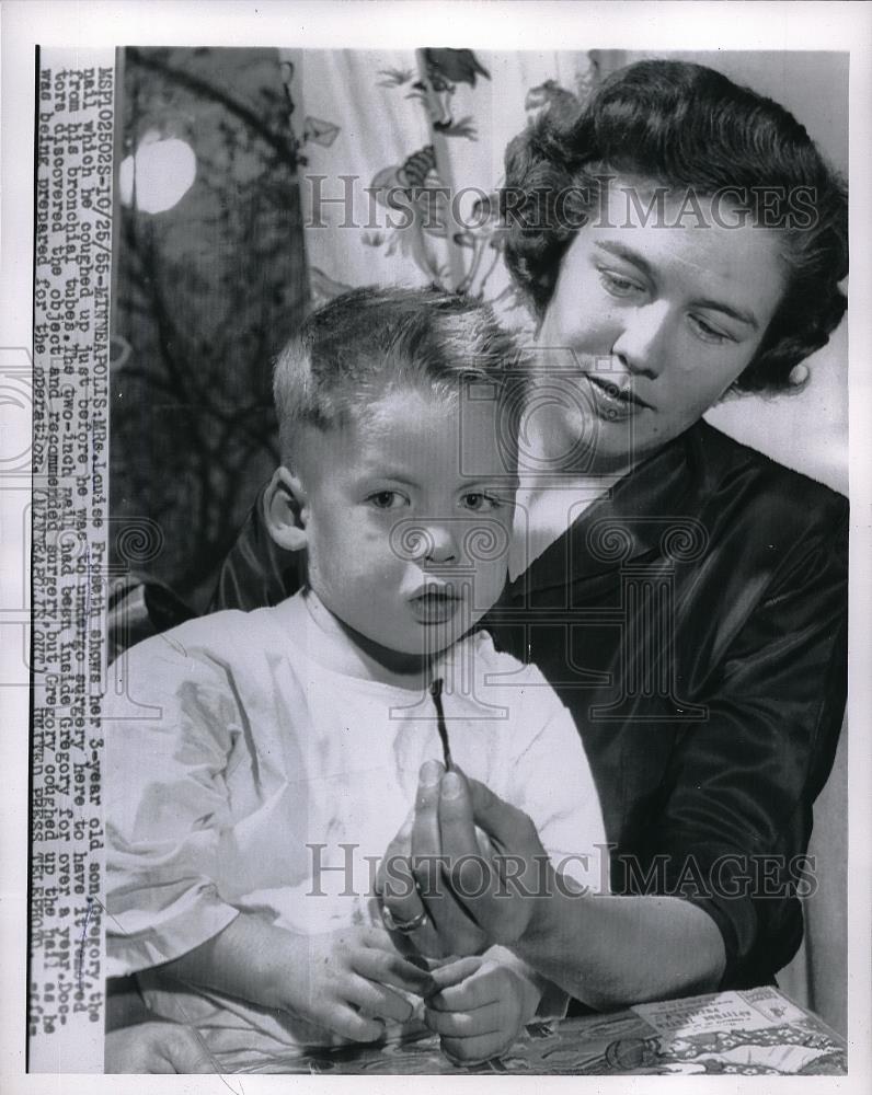 1955 Press Photo Mrs Louise Froseth &amp; Son Gregory He Coughed Up Nail He Swallowe - Historic Images