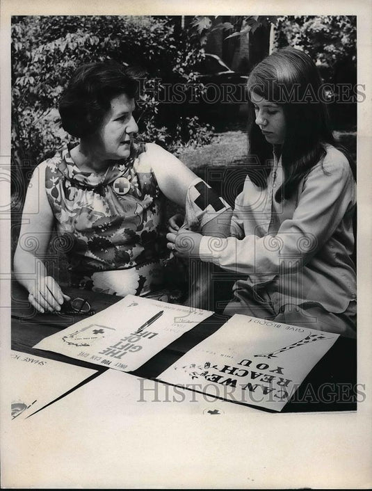 Press Photo Red Cross Volunteers - Historic Images