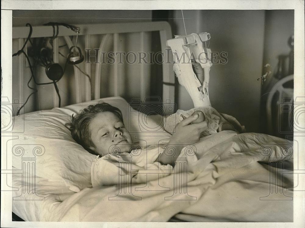 1931 Press Photo Sam Jackson in D.C. hospital with a broken arm - Historic Images