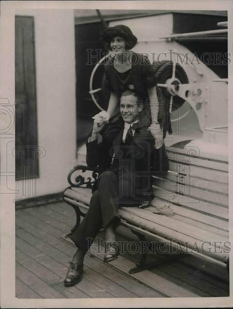 1922 Press Photo Shelby Denson Worrall w/ Champion Hurdler of Sweden Carl - Historic Images