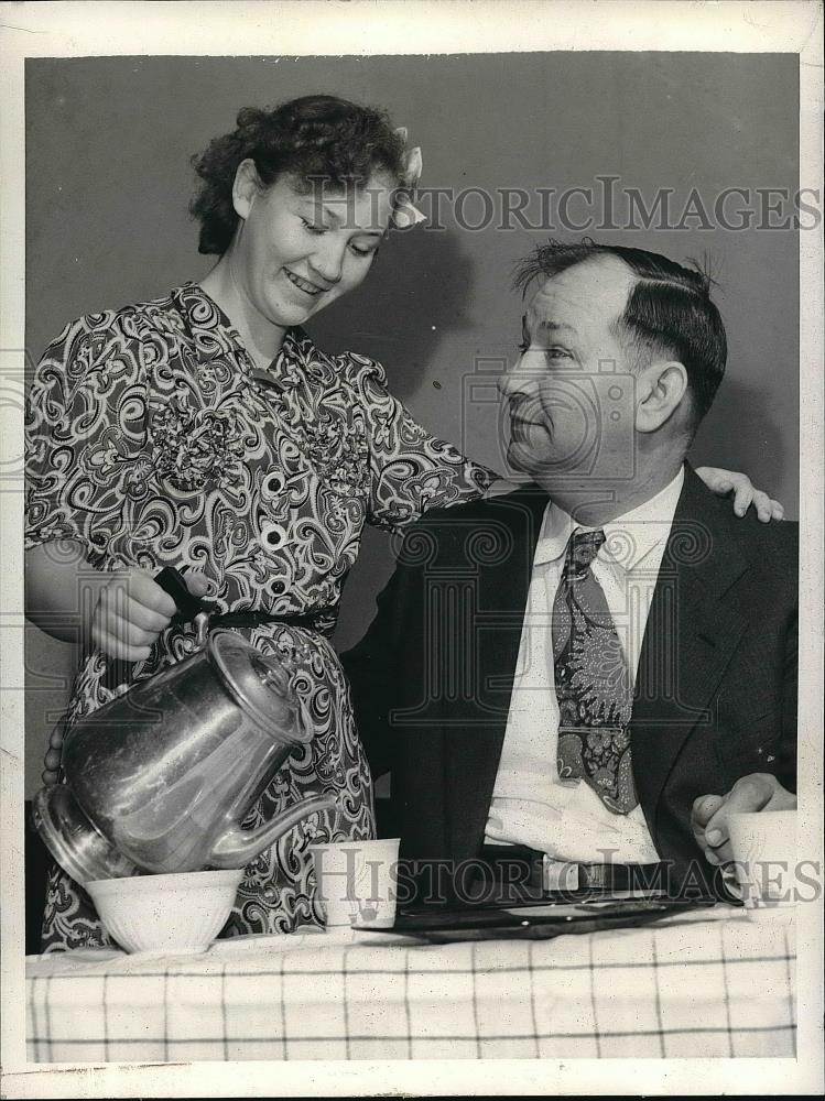 1943 Press Photo George R. Hart with Bridge Genevieve Boschert - Historic Images