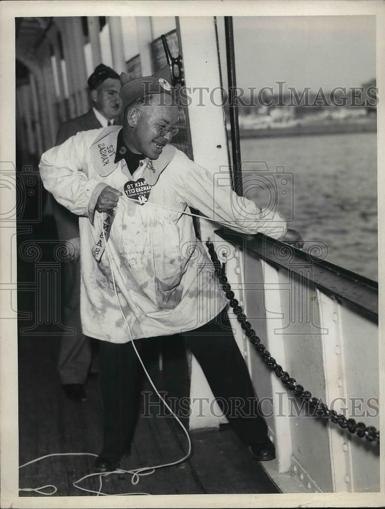 1936 Press Photo Charkes Bugs Moran fishing for sun fish in Lake in Detroit. - Historic Images