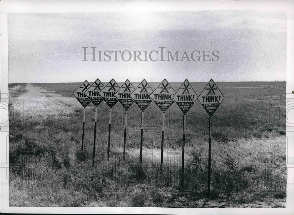 1954 Press Photo Road markers on Kansas Plains - Historic Images