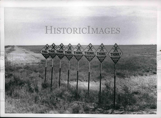 1954 Press Photo Road markers on Kansas Plains - Historic Images