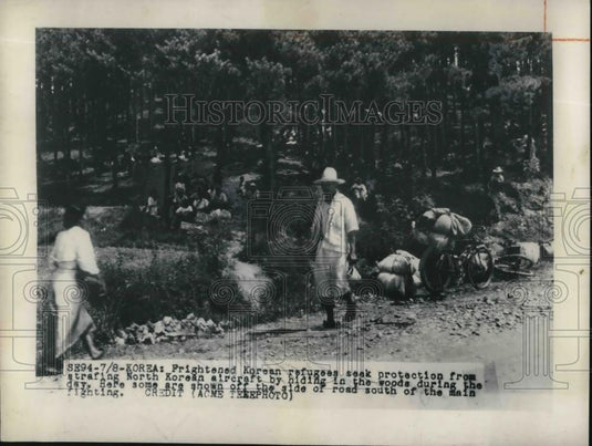 1950 Press Photo Frightened Korean Refugees Hide in Woods From Aircraft - Historic Images