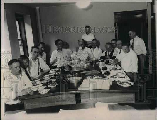 1933 Press Photo Clerks At Chicago Stock & Grain Trading Houses Eat Breakfast - Historic Images