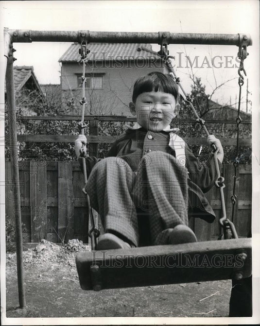 1958 Press Photo A Japanese youngster swinging high & low - Historic Images