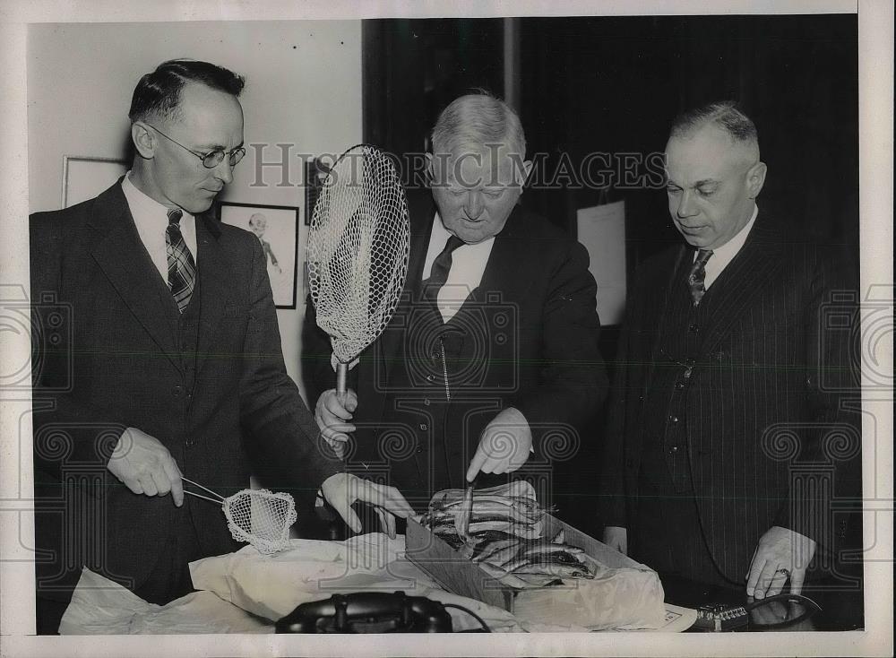 1939 Press Photo Vice Pres. John Garner tries Beulah Smelt w/ Mayor A. L. Finch - Historic Images