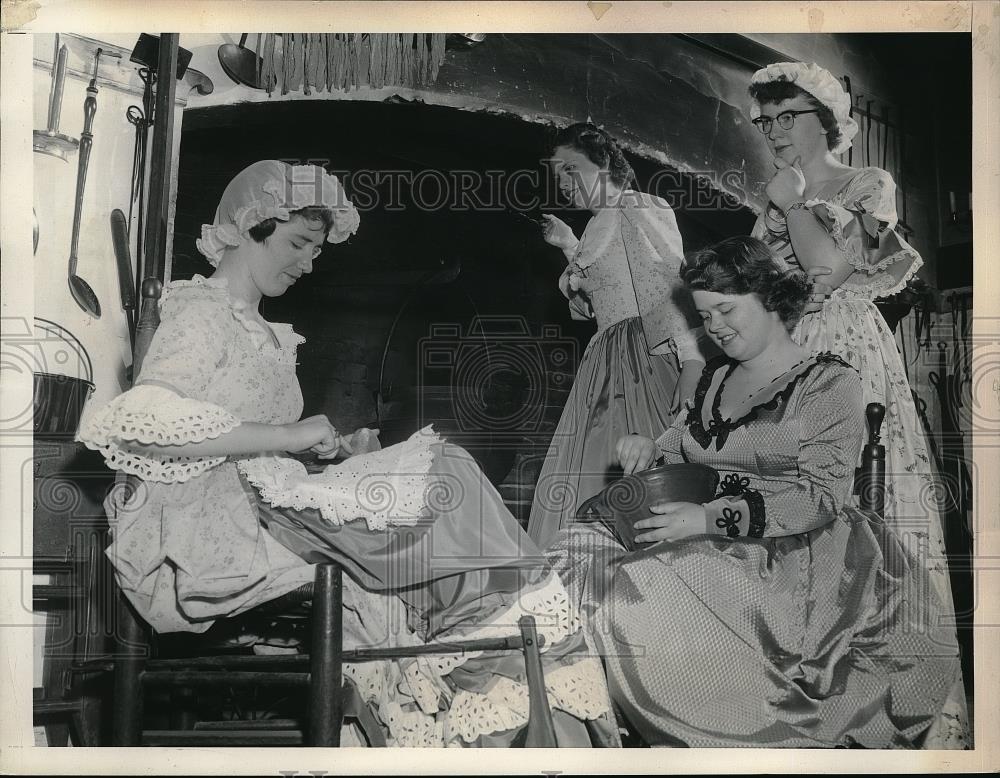 1955 Press Photo Clara Minton, Wilma Loftus, C. Cornelius, Colonial Williamsburg - Historic Images