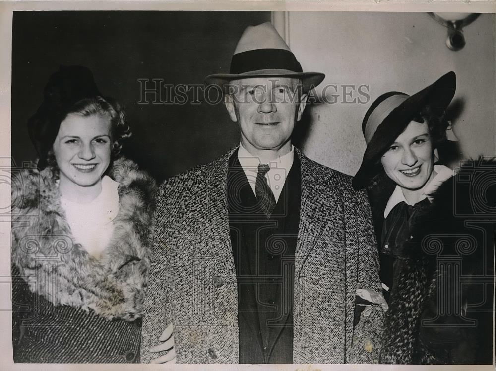 1936 Press Photo Mr and Mrs. Earl and Lillie Wettenge after being charged - Historic Images